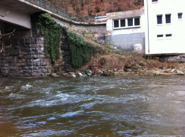Pegel abgesoffen; Hilfspegel: Wasserlinie knapp unter Betonsockel Brücke
