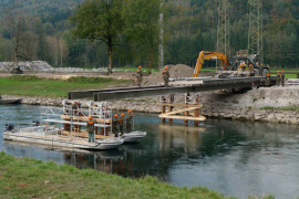 Stahlträgerbrücke im Einbau