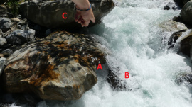 Picture 5: We can see the stone where the boat got stuck (B).