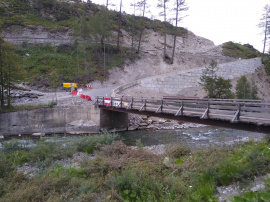 Brücke und Wehr letzter Ausstieg vor Erdrutsch. Last takeout at bridge and floodgates.