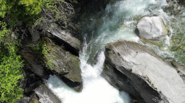 Ein grosser Teil des Wassers zieht in den Spalt und fliesst in einen Siphon.