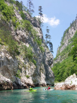 Die Straße auf der linken Seite ist in einem Tunnel verschwunden.