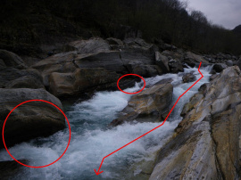 Die Stelle flussaufwärts gesehen; Fahrlinie links, die im Siphon endete; rechts auch unterspült